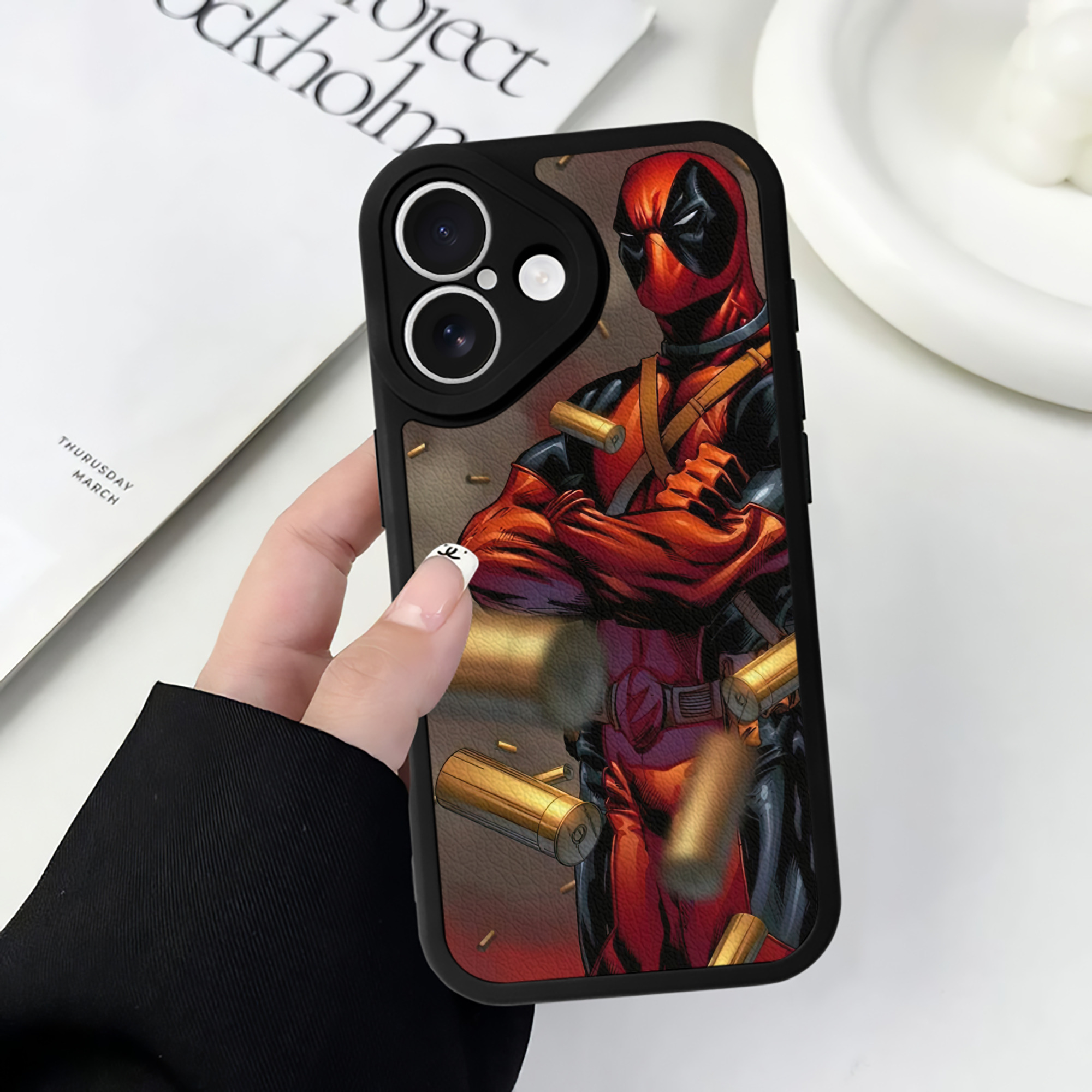 （画像用） Deadpool デッドプール 【iPhone 16シリーズ対応】シリコンスマホケース（レザー調） 材質：シリコン